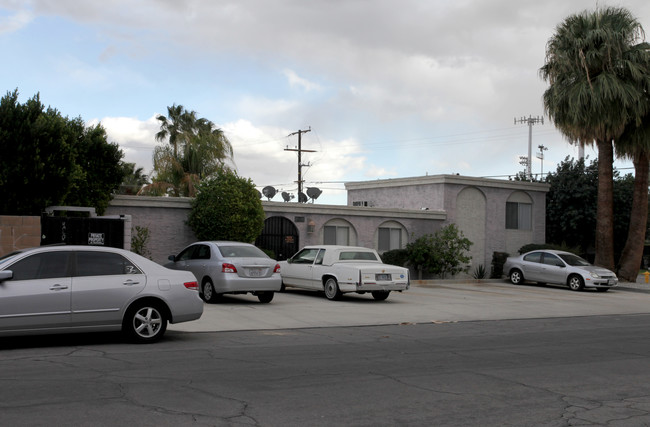 1900 E Baristo Rd in Palm Springs, CA - Foto de edificio - Building Photo
