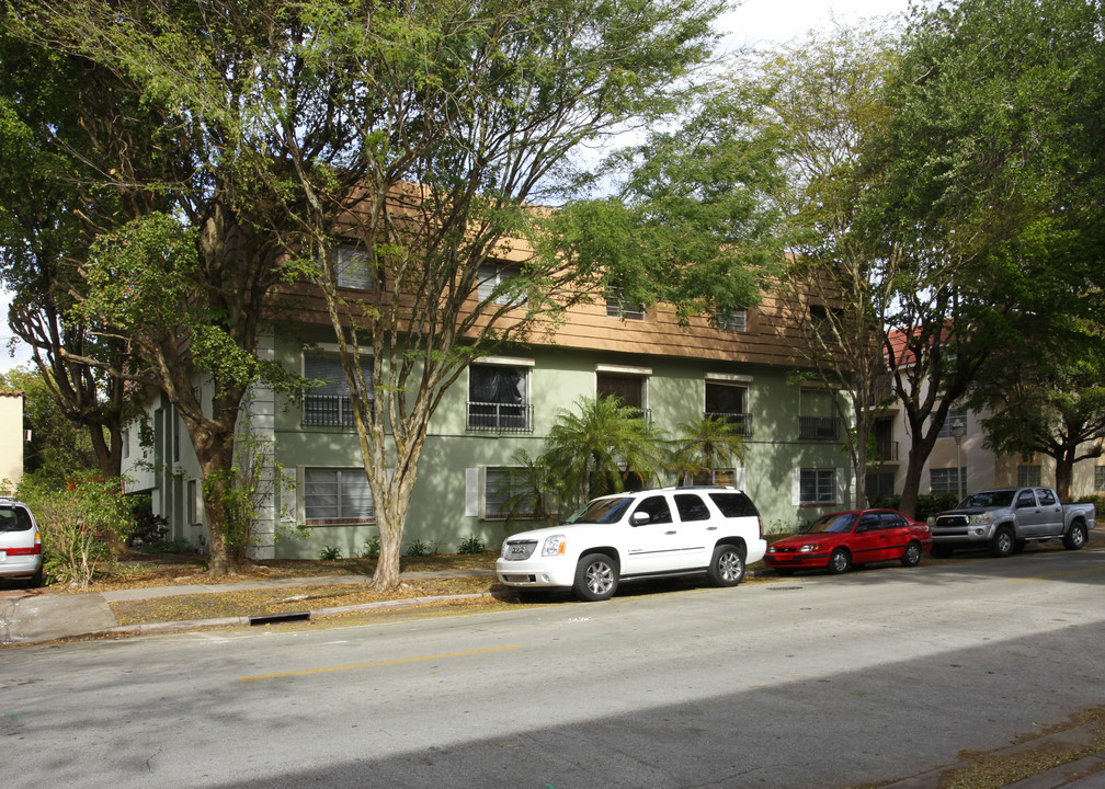 1110 Salzedo St in Miami, FL - Building Photo