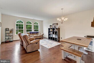 7548 Brunson Cir in Gainesville, VA - Building Photo - Building Photo