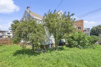 8739 19th Ave in Brooklyn, NY - Foto de edificio - Building Photo