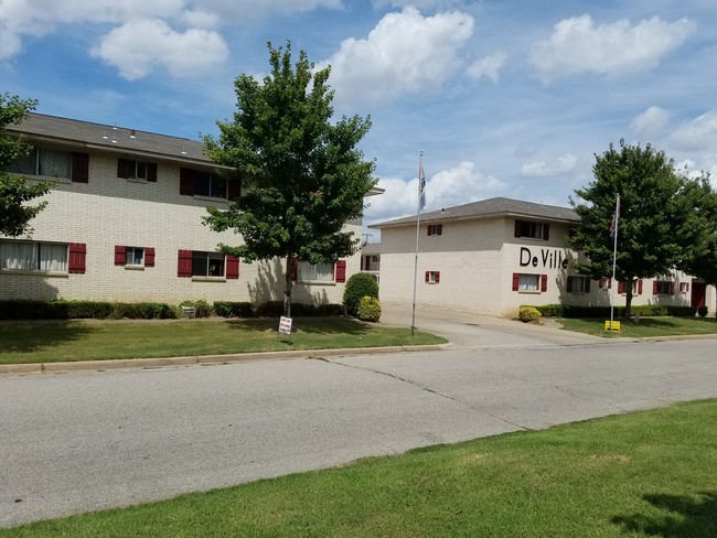 De Ville Apartments in Tulsa, OK - Building Photo - Building Photo