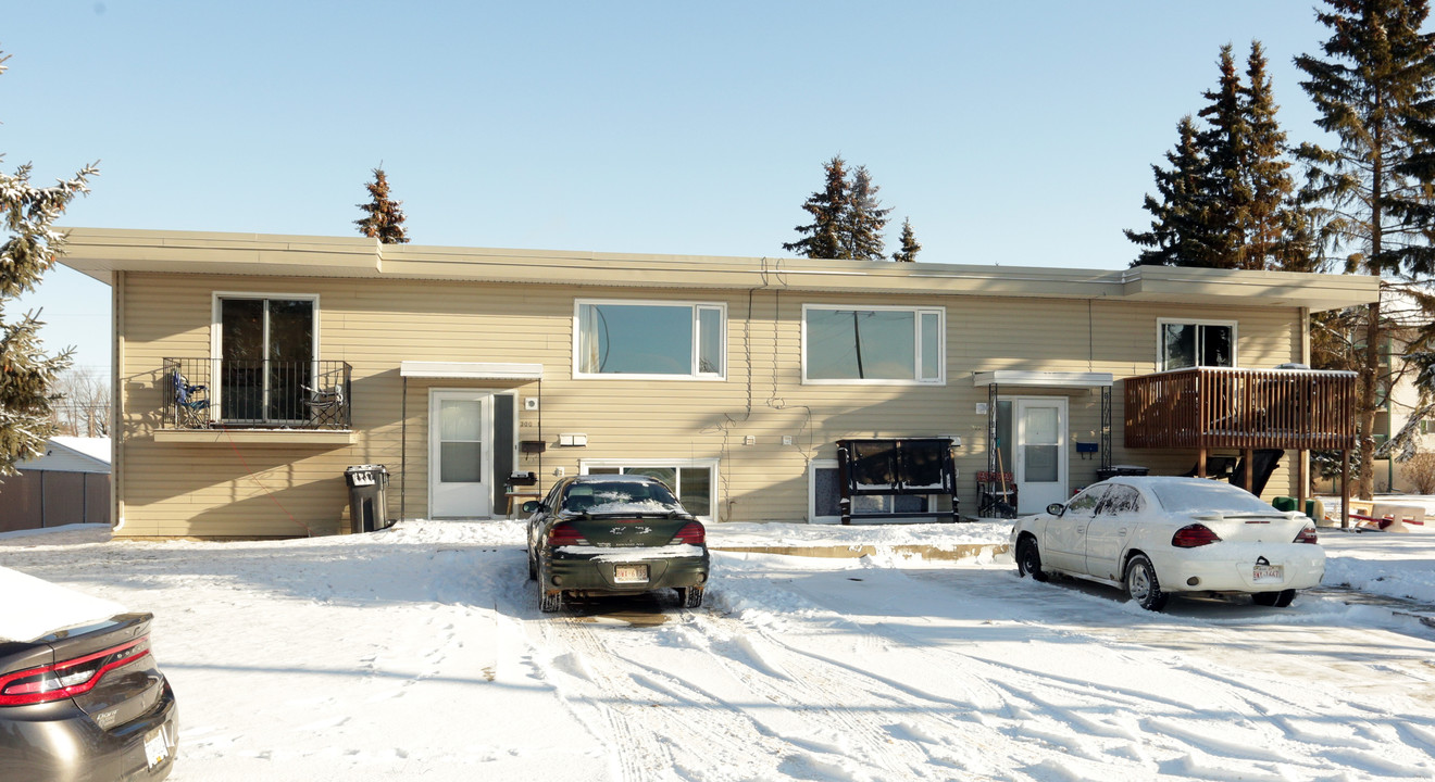 300 Calahoo Rd in Spruce Grove, AB - Building Photo