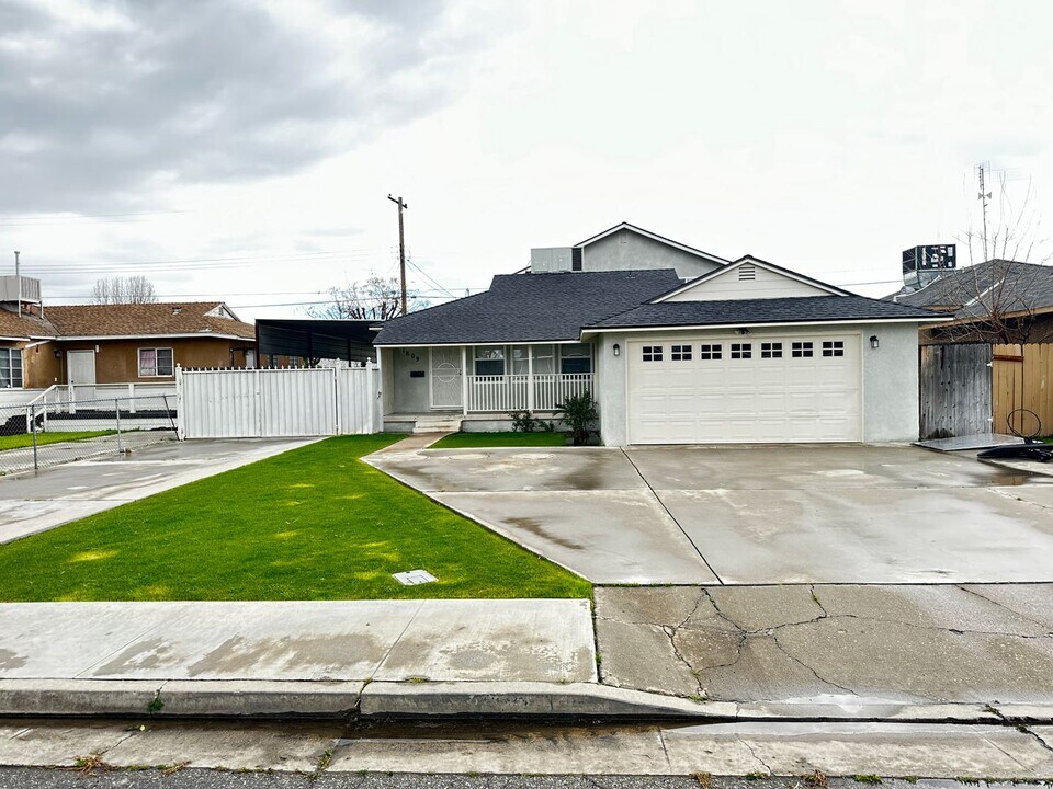 1809 Doolittle Ave in Bakersfield, CA - Building Photo