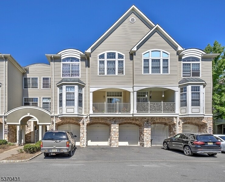612 Kensington Ln in Livingston, NJ - Building Photo