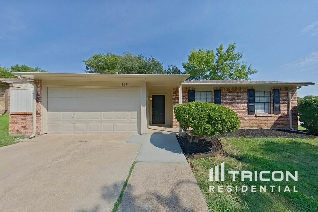 1818 Pilot Way in Garland, TX - Building Photo