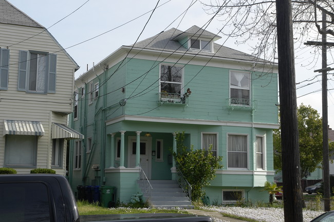 2131 Buena Vista Ave in Alameda, CA - Foto de edificio - Building Photo