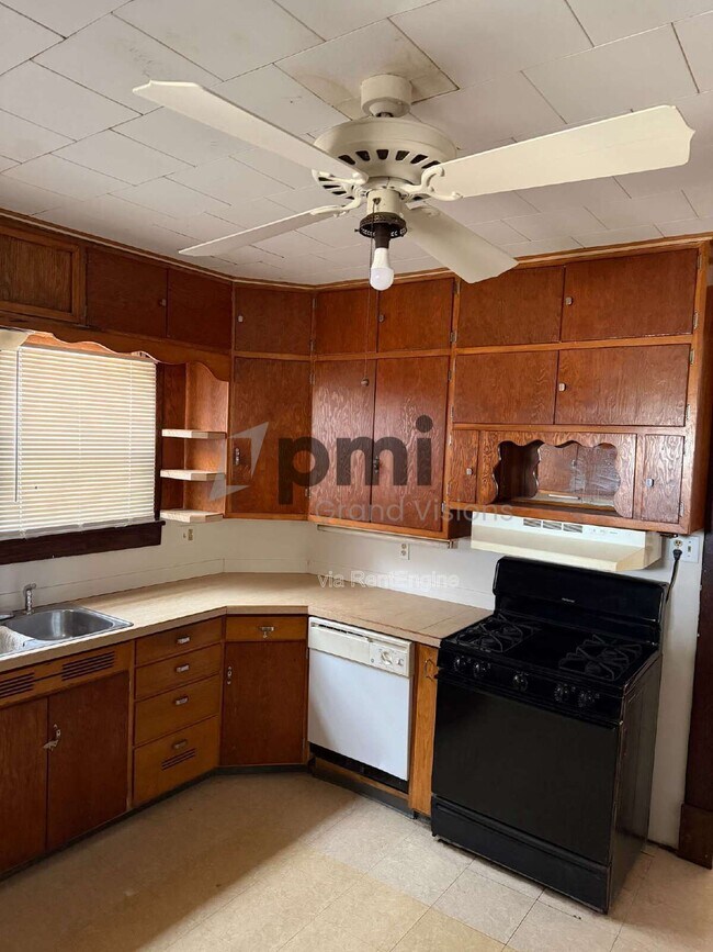 1803 Madison Ave in Charleston, IL - Foto de edificio - Building Photo