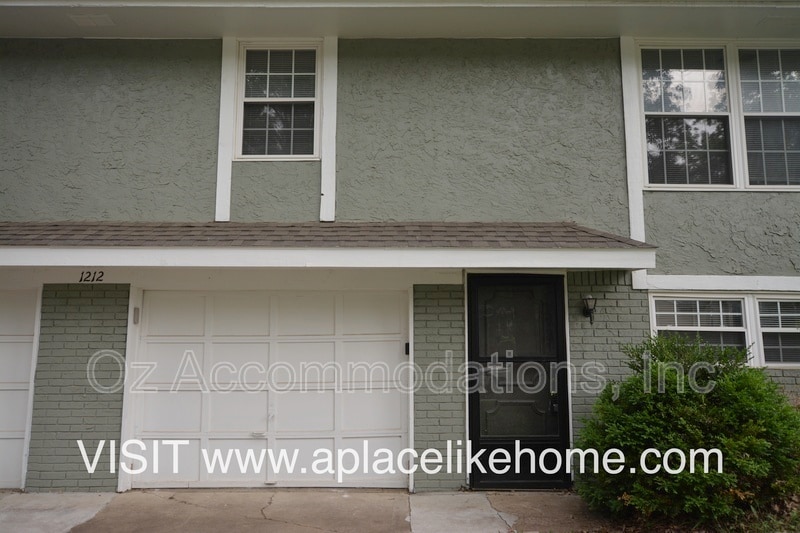 1212 SE 3rd Terrace in Lee's Summit, MO - Building Photo