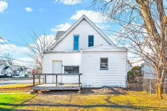 102 N Cedar Ave in West Peoria, IL - Building Photo - Building Photo