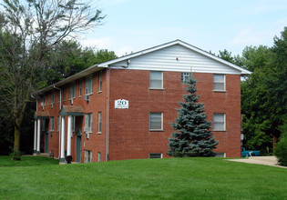 Arrowhead Apartments in Algonquin, IL - Building Photo - Building Photo