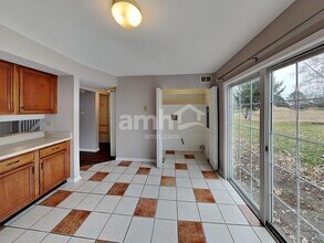 2402 Wild Cherry Ct in Aurora, IL - Building Photo - Building Photo