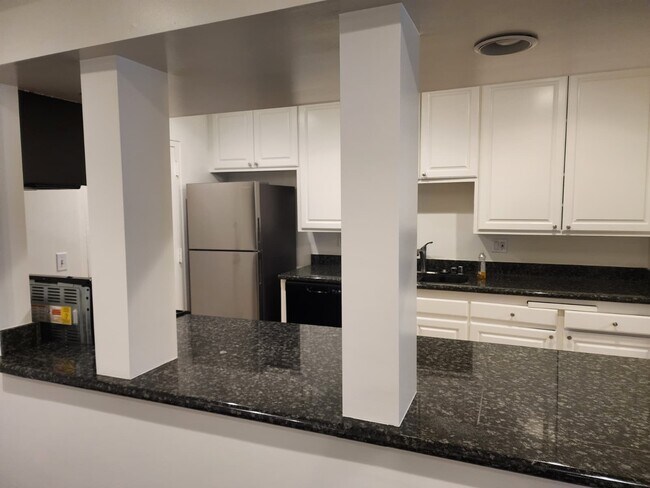 5339 Newcastle Ave, Unit 111 in Los Angeles, CA - Building Photo - Building Photo