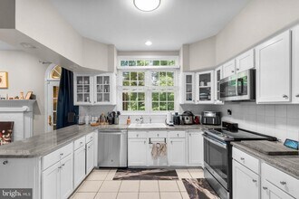 10241 Aspen Willow Dr in Fairfax, VA - Building Photo - Building Photo