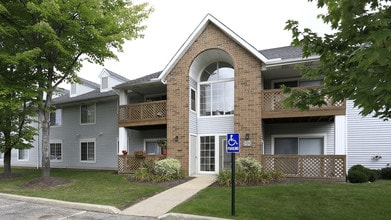 Hunters Hollow Apartments in Strongsville, OH - Foto de edificio - Building Photo