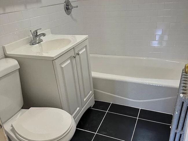 90 Marilyn Pl in Clifton, NJ - Building Photo - Building Photo