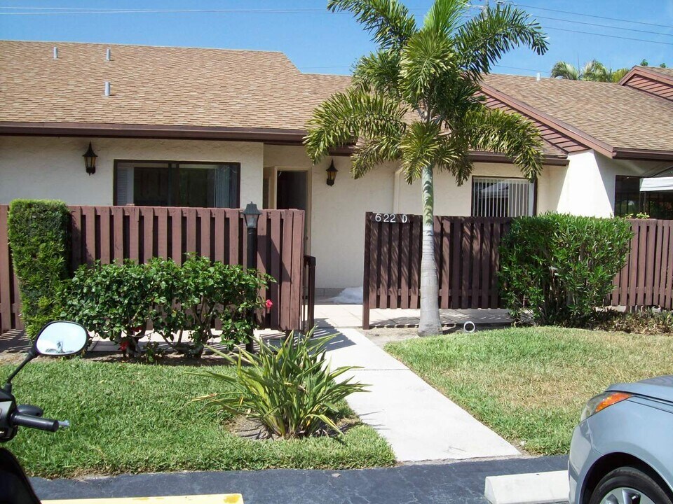 622 Sea Pine Way in Greenacres, FL - Foto de edificio