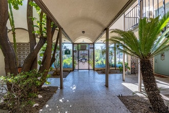 Villa Santa Fe in West Covina, CA - Foto de edificio - Building Photo