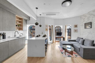 217 Schaefer St in Brooklyn, NY - Building Photo - Building Photo