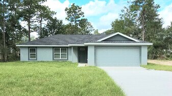 8140 N Elkcam Blvd in Citrus Springs, FL - Building Photo