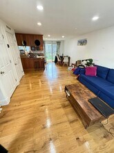709 Hammond St, Unit #1 in Chestnut Hill, MA - Foto de edificio - Building Photo