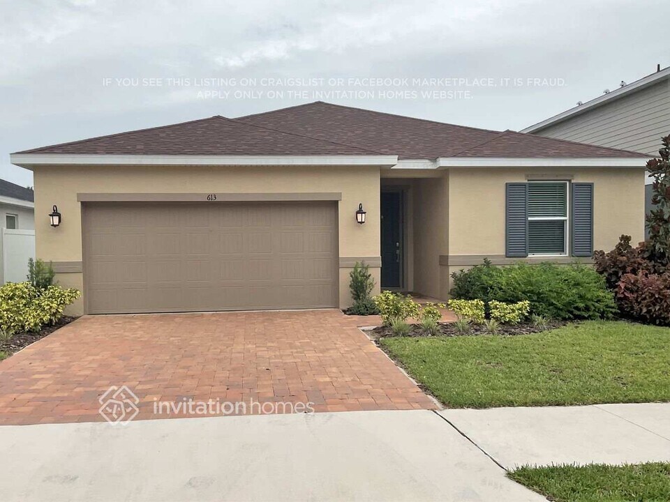 613 Valri Park Dr in Valrico, FL - Foto de edificio