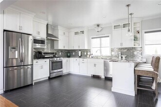 4 Vaughan Ave in Newport, RI - Building Photo - Building Photo
