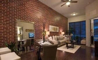 4410 Westheimer Rd in Houston, TX - Building Photo