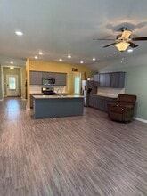 12823 Fowler Dr in Denham Springs, LA - Foto de edificio - Building Photo