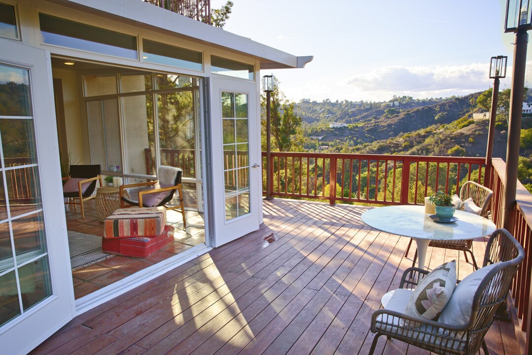 2591 Leicester Dr in Los Angeles, CA - Building Photo
