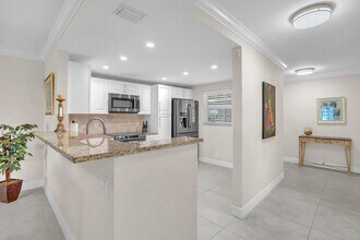 250 John F Kennedy Dr in Atlantis, FL - Building Photo - Building Photo