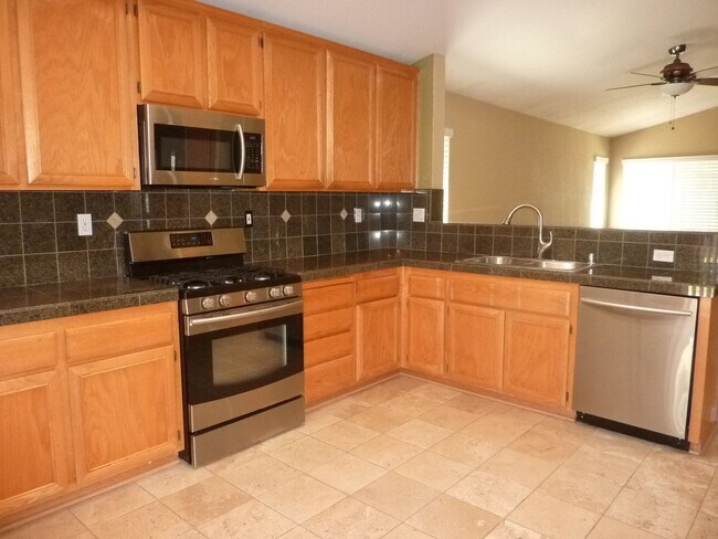 9091 Bungalow Way in Elk Grove, CA - Building Photo - Building Photo