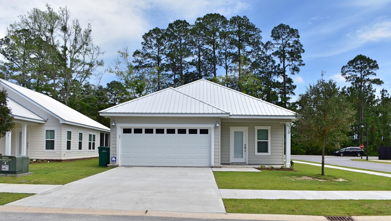 10 Oakfield Dr in Freeport, FL - Building Photo