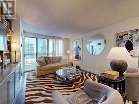 18 Hollywood Ave in Toronto, ON - Building Photo