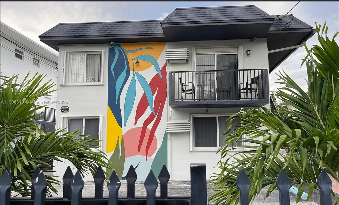 585 SW 11th St in Miami, FL - Building Photo