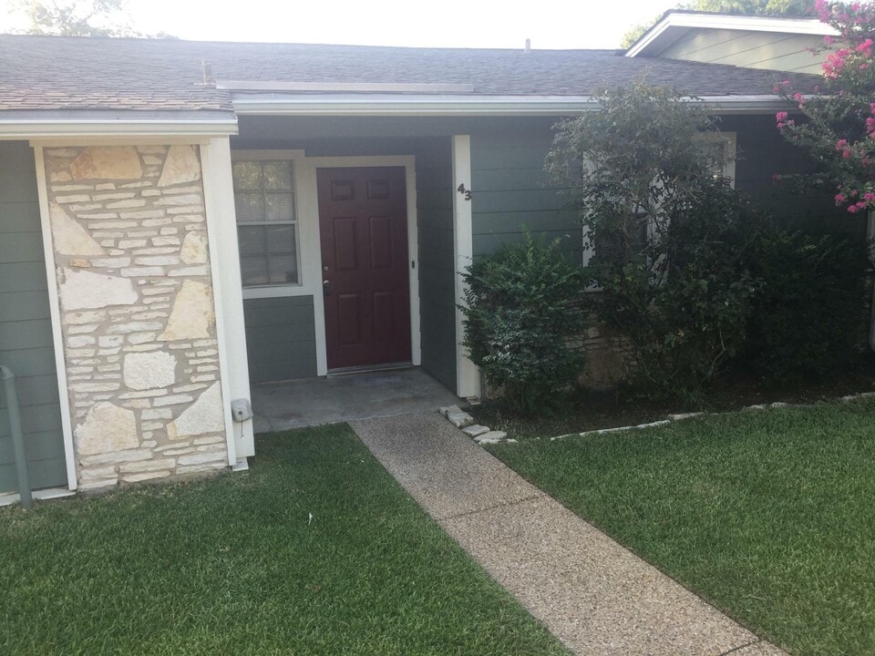 2800 Longmire Dr in College Station, TX - Building Photo