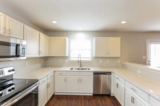 5005 Whisper Cove in Schertz, TX - Foto de edificio - Building Photo