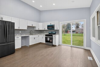 15 W 56th St in Westmont, IL - Building Photo - Building Photo