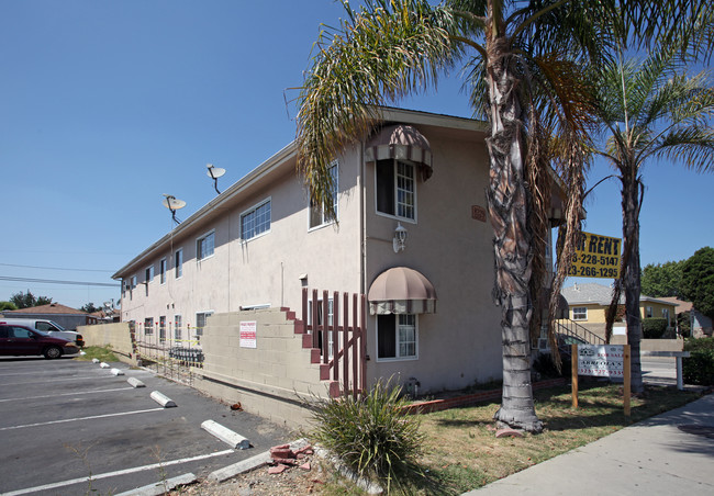 8329 Paramount Blvd in Pico Rivera, CA - Foto de edificio - Building Photo