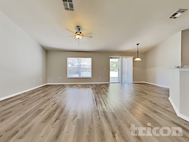 13029 Centennial St in Spring Hill, FL - Foto de edificio - Building Photo