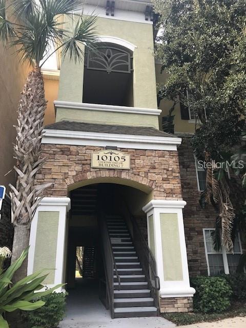 10105 Courtney Oaks Cir in Tampa, FL - Building Photo