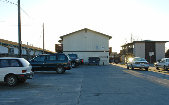 1144 E Laurel Dr in Salinas, CA - Foto de edificio - Building Photo