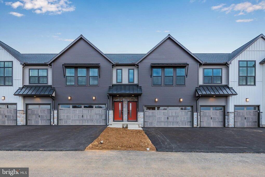 204 Hill Ln in Mechanicsburg, PA - Building Photo