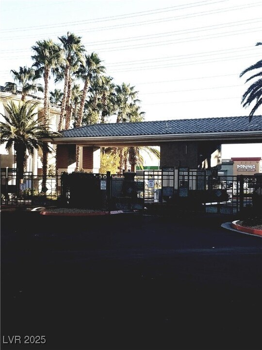 7147 S Durango Dr in Las Vegas, NV - Building Photo