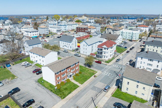 135 Montaup ST in Fall River, MA - Foto de edificio - Building Photo