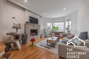 1808 W Grand Ave, Unit 3 in Chicago, IL - Building Photo