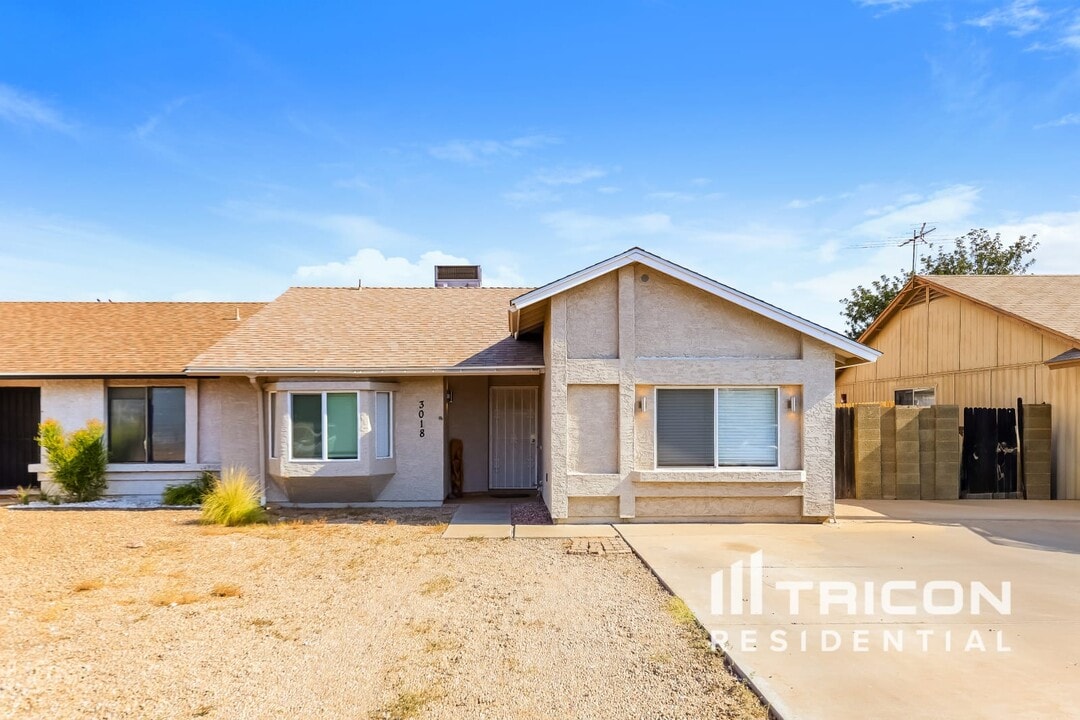 3018 W Blackhawk Dr in Phoenix, AZ - Building Photo