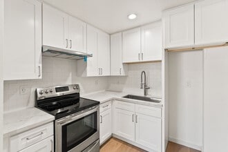 994 Valencia St in Costa Mesa, CA - Building Photo - Building Photo