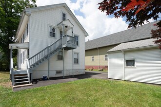 57 Germania St, Unit 1st fl in Southington, CT - Foto de edificio - Building Photo