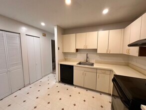 585 Park Rd, Unit 3-8 in Waterbury, CT - Building Photo - Building Photo