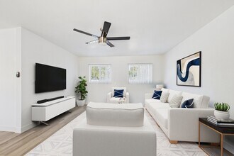 13060 Burbank Blvd. Apartments in Sherman Oaks, CA - Foto de edificio - Building Photo